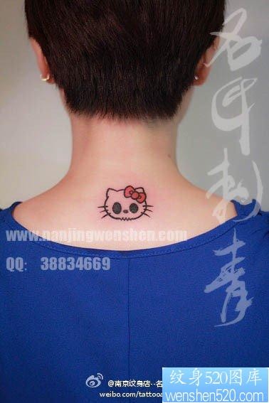 女人颈部小巧的卡通猫咪纹身图片