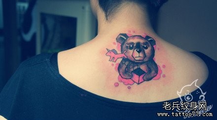 女人后颈部可爱的泰迪熊纹图片