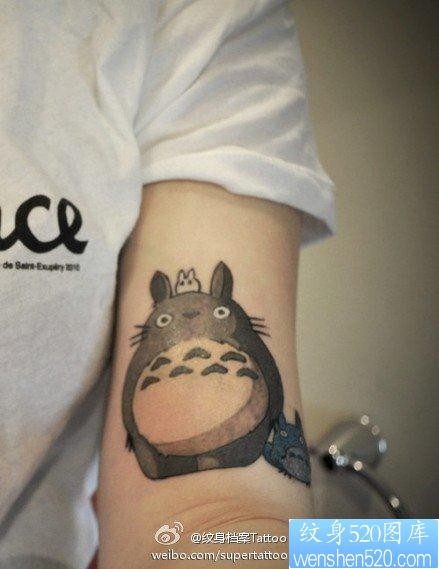 手臂可爱前卫的龙猫纹身图片