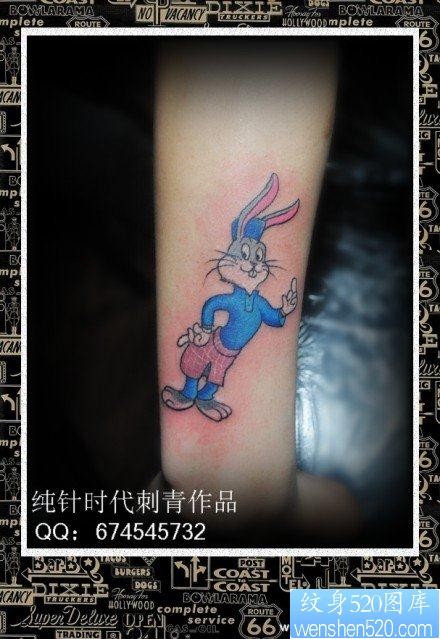 手臂卡通兔八哥纹身图片