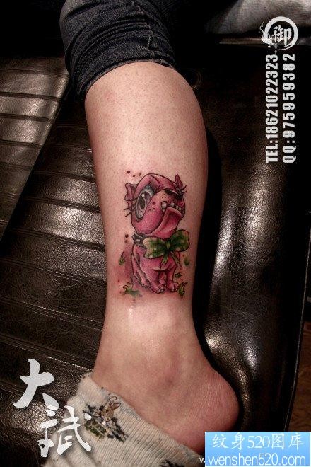 女人腿部可爱的卡通小狗纹身图片