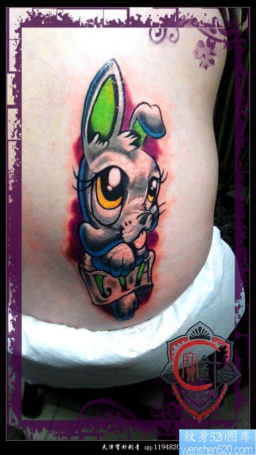 腰部可爱的卡通兔子纹身图片