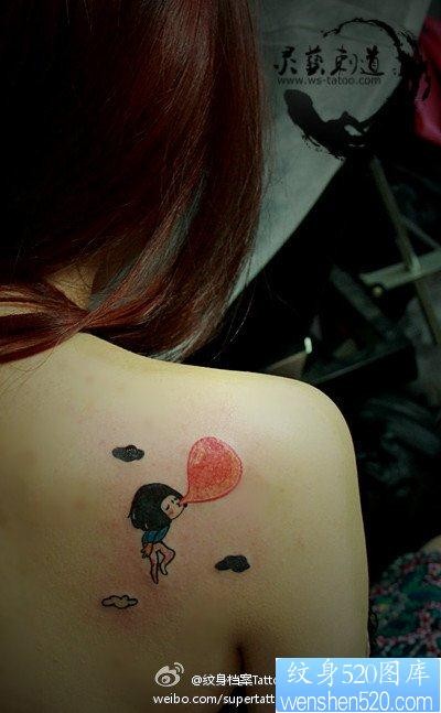 女人背部吹气球的女孩子纹身图片