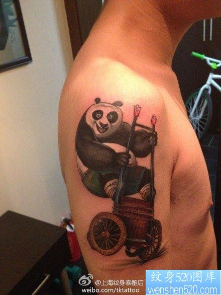 男性手臂功夫熊猫纹身图片