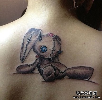 美女背部卡通布偶兔子纹身图片