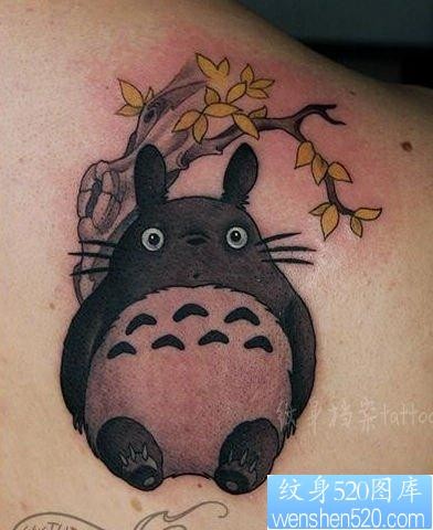 背部可爱的龙猫纹身图片