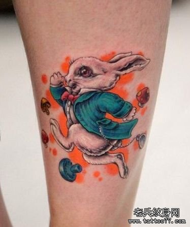 女人腿部一张卡通兔子纹身图片