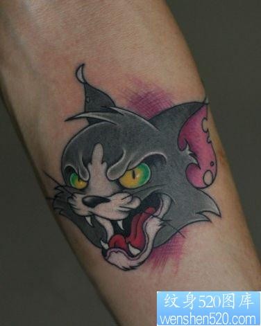手臂一张卡通凶狠的猫咪纹身图片