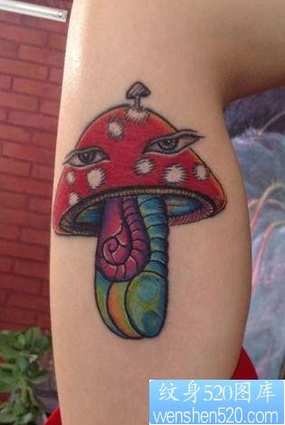 一张女孩子腿部卡通蘑菇纹身图片