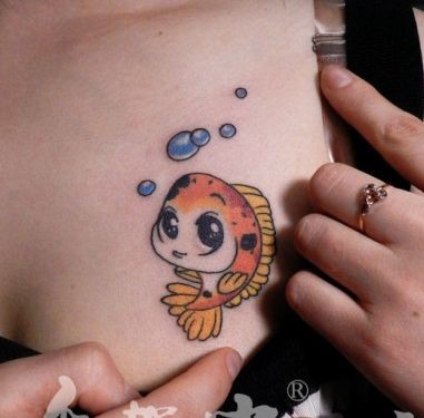 女孩子胸部可爱的卡通小鱼纹身图片
