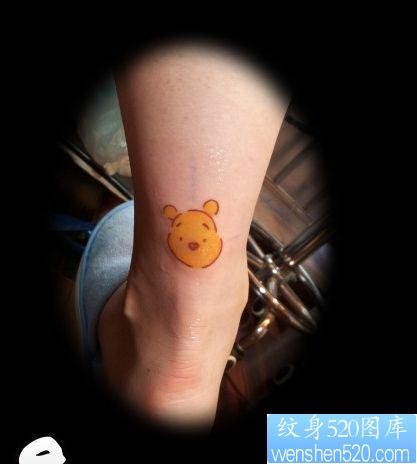 女孩子腿部可爱卡通小熊维尼纹身图片
