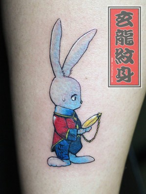 女人喜欢的腿部卡通小兔子纹身图片