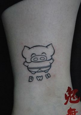 女孩子腿部卡通小猪纹身图片