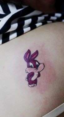 女孩子喜欢的可爱卡通小兔子纹身图片
