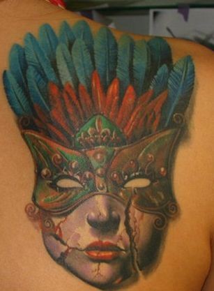 欧美纹身图片：肩部彩色欧美面具纹身图案