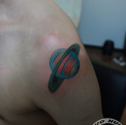 一张手臂小星球纹身图片