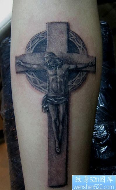 一张手臂耶稣十字架纹身图片