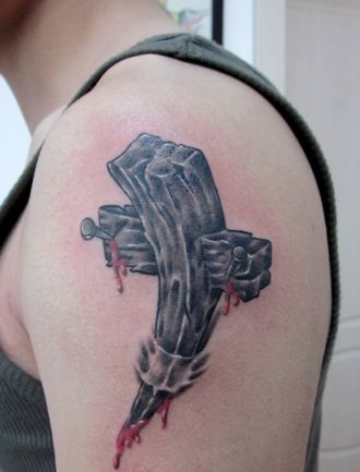 手臂一张滴血十字架纹身图片