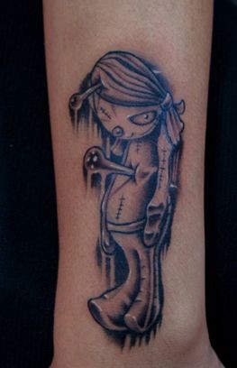 手臂好看的欧美布娃娃纹身图片