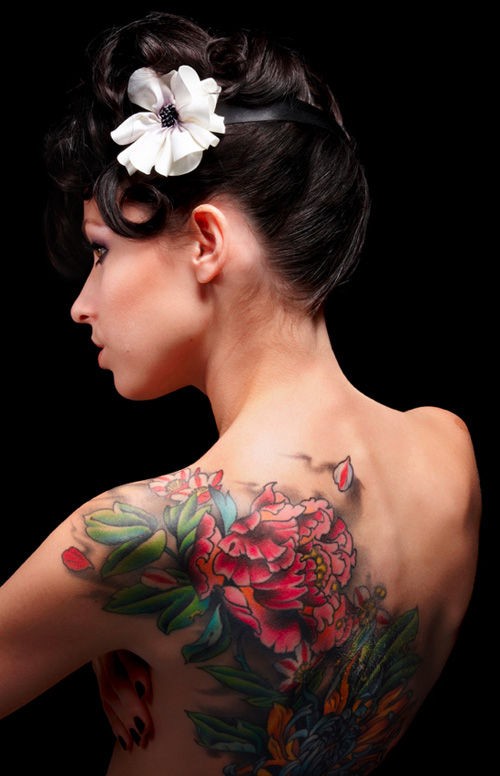 女性背部牡丹花刺青