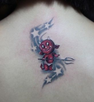 背部一张邪恶的小恶魔纹身图片