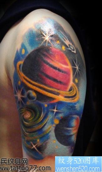 手臂彩色宇宙星球纹身图片