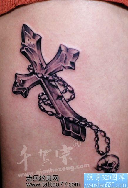 一张经典的十字架骷髅项链纹身图片