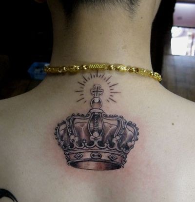 背部好看精美的皇冠纹身图片