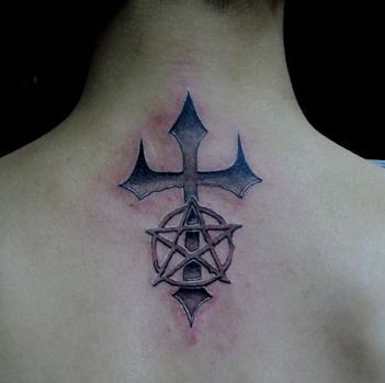 一张背部十字架五芒星纹身图片