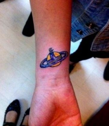 女孩子手臂小星球纹身图片