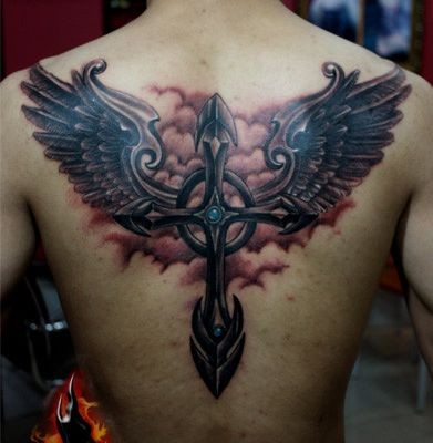 背部精美的十字架翅膀纹身图片