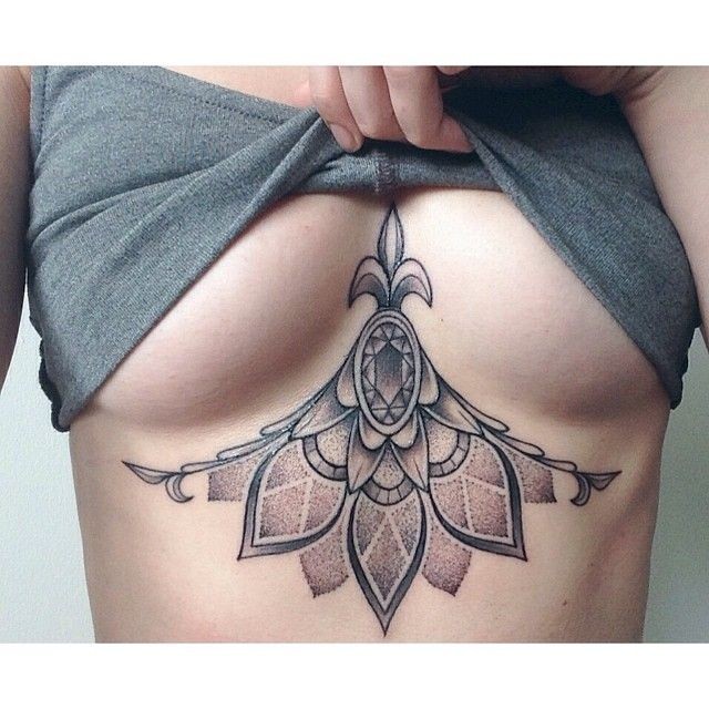 女性胸部个性的花朵纹身