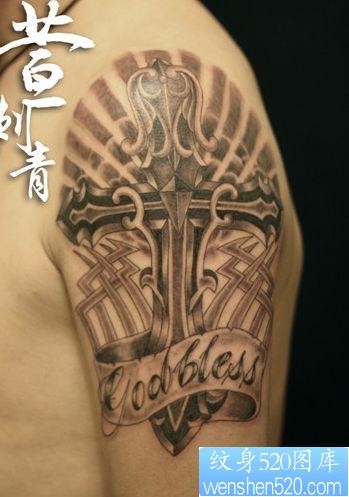 手臂流行精美的十字架纹身图片