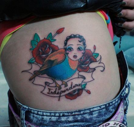 女孩子腰部欧美小鸟玫瑰花纹身图片