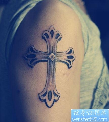 女孩子手臂好看的一张十字架纹身图片
