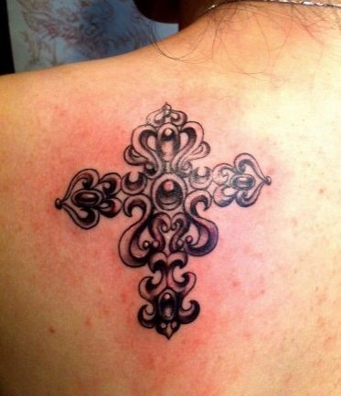 一张肩背好看的十字架纹身图片