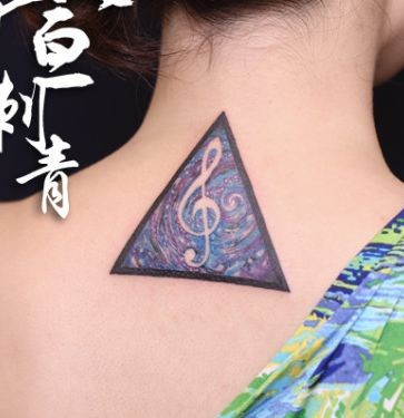 女孩子颈部音符星空纹身图片