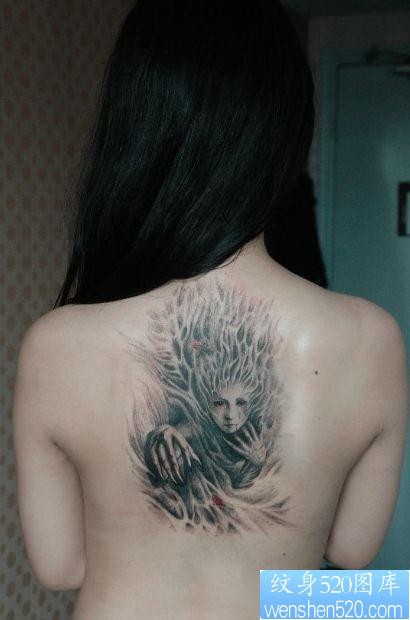 美女背部漂亮的恶魔纹身图片
