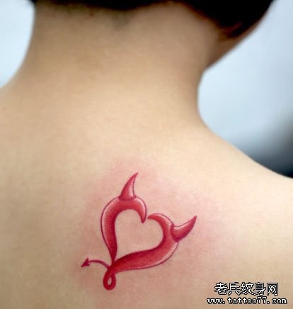 女孩子肩背一张恶魔版爱心纹身图片