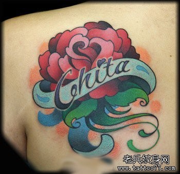 女人肩背欧美风格玫瑰花纹身图片