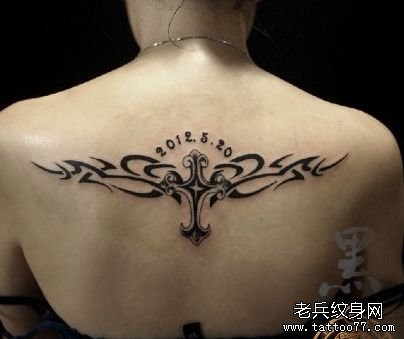 女孩子背部一张图腾十字架纹身图片