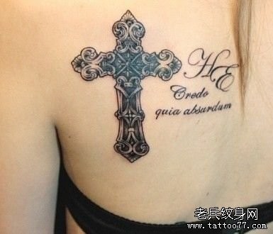 女人肩背一张黑灰十字架纹身图片