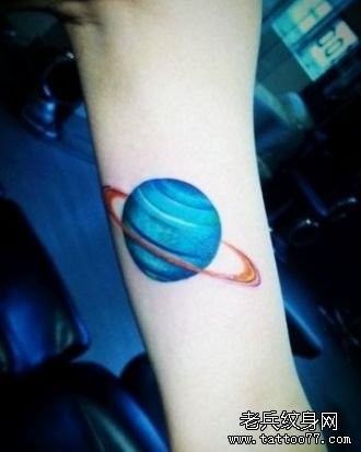 女孩子手臂一张彩色小星球纹身图片