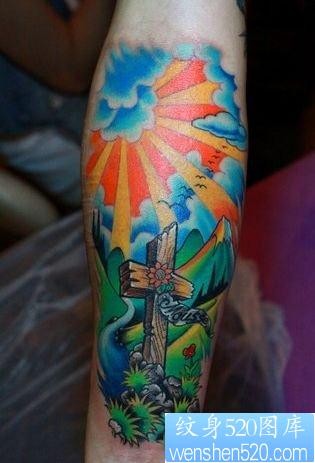 手臂一张艳丽的彩色十字架纹身图片