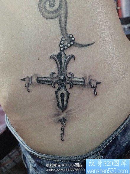 腰部好看的十字架纹身图片