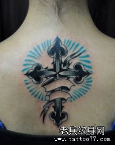 美女背部漂亮的十字架纹身图片