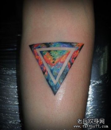 手臂一张彩色三角形星空纹身图片