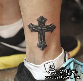 腿部精美的黑灰十字架纹身图片