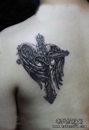 背部好看的黑灰十字架翅膀纹身图片