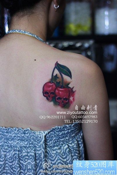 女人肩背骷髅苹果纹身图片